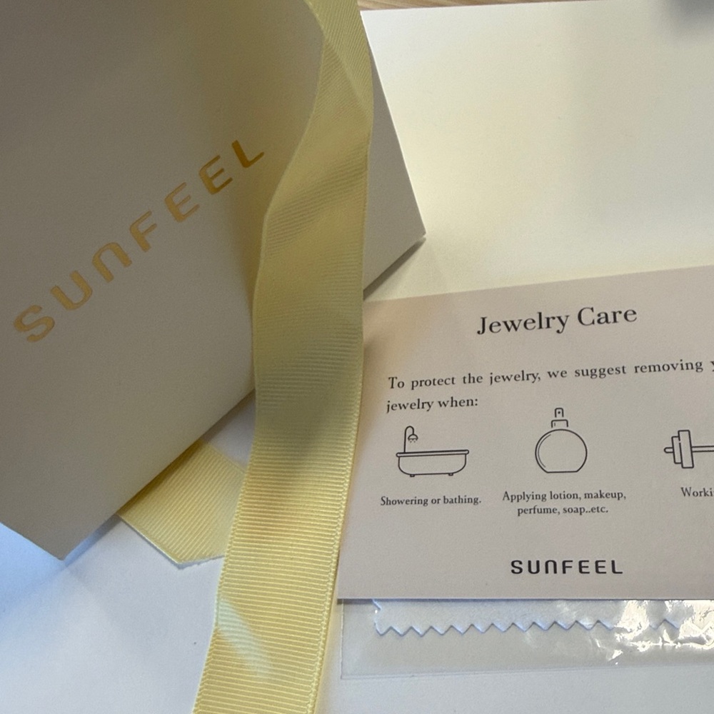 Gold Interlock Pendant Necklace / Gift Bag and Box / Jewelry Cleaner - Picture 4 of 5